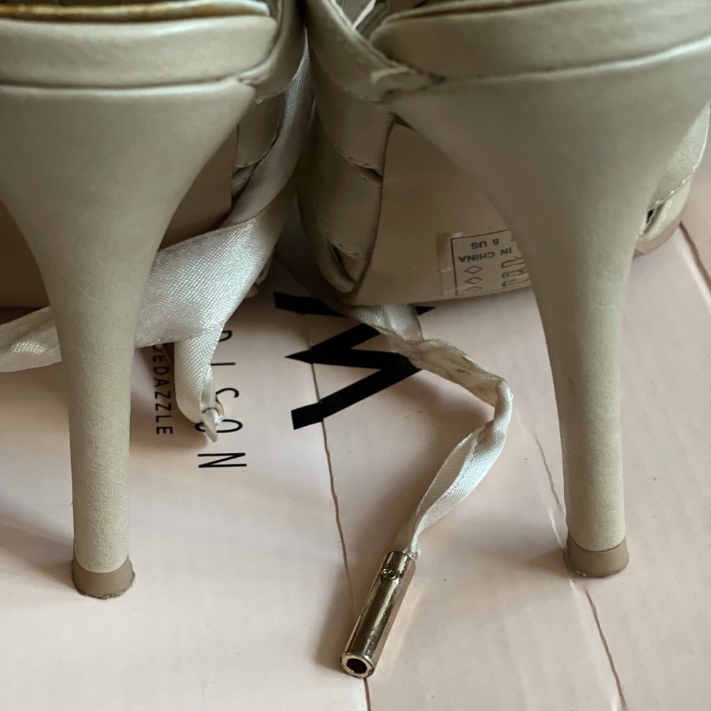 Gently Pre-owned Madison by Shoedazzle “Sweetheart” heels. Size 8 . Bone color - Picture 3 of 6